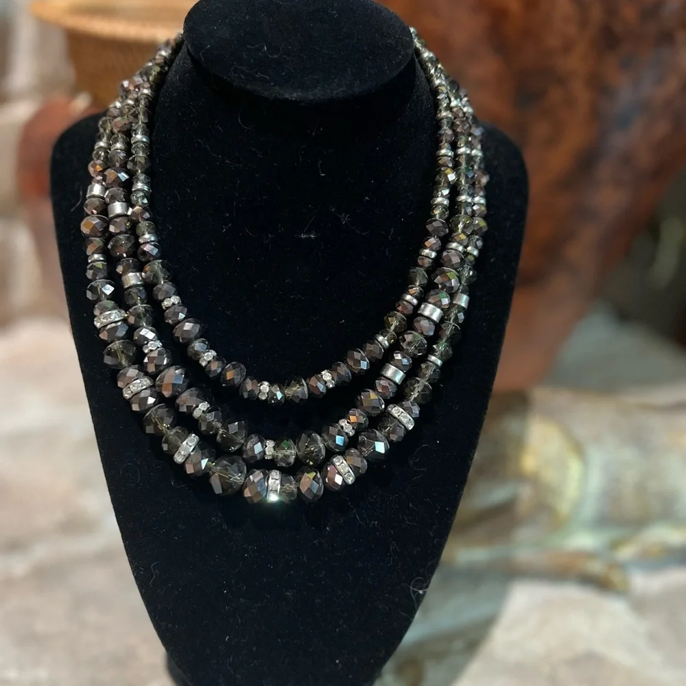 GUC- Iridescent beautiful 3 strand necklace with a fold over clasp. - Picture 7 of 8